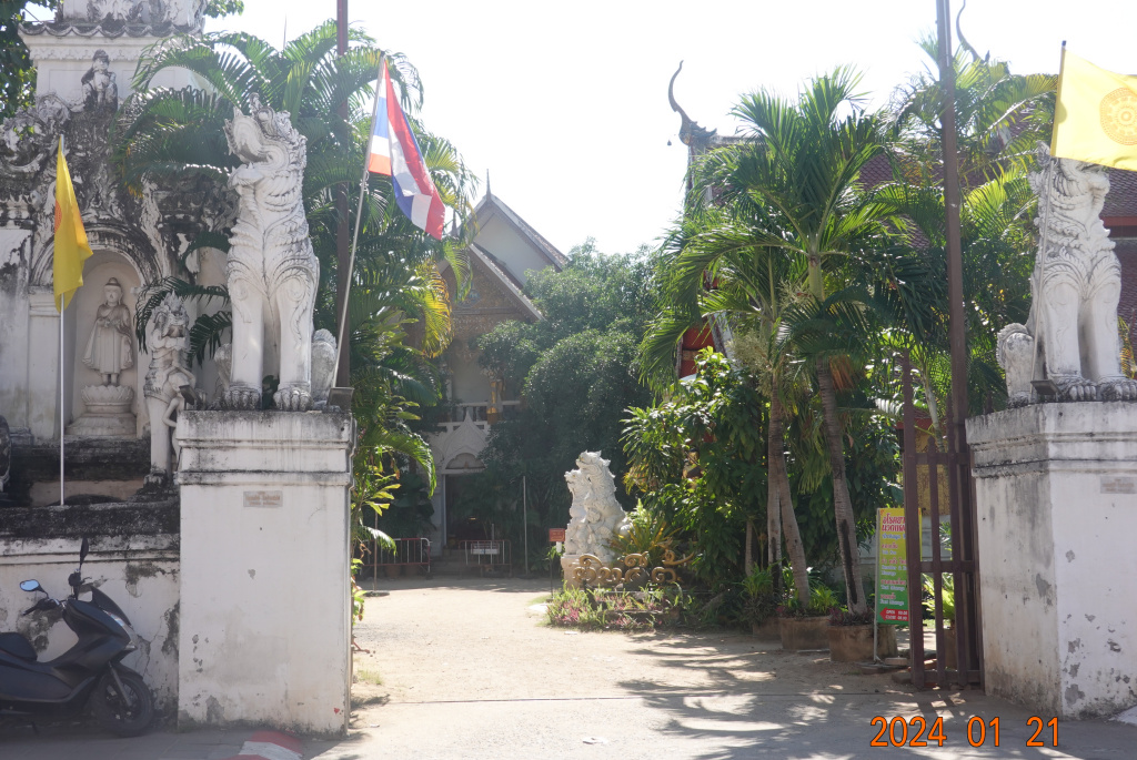 Entrance to Wat Mahawan guarded by Cinthe creatures, Chiang Mai, Thailand