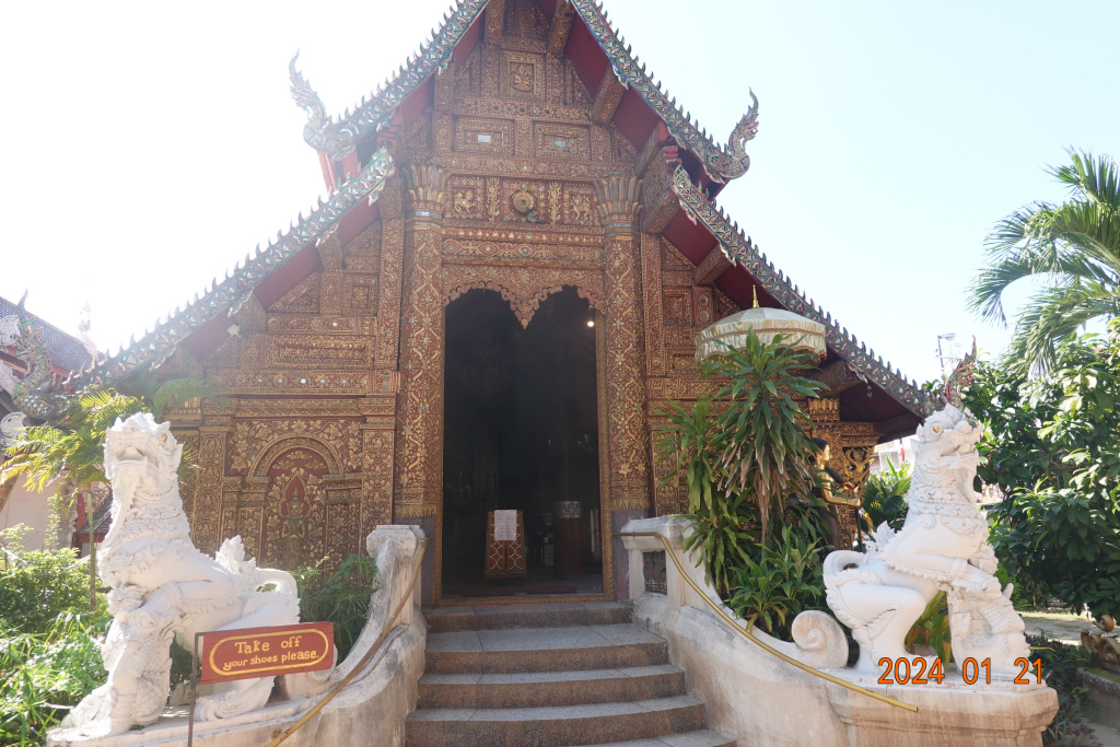 Elborate front of viharn guarded by Cinthe creatures at Wat Mahawan, Chiang Mai, Thailand