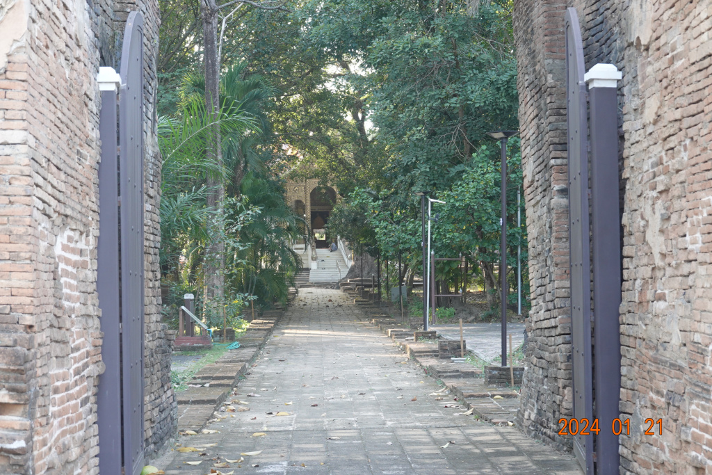 Walkway from old entrance leads directly to newer viharn, Wat Jed Yod, Chiang Mai, Thailand